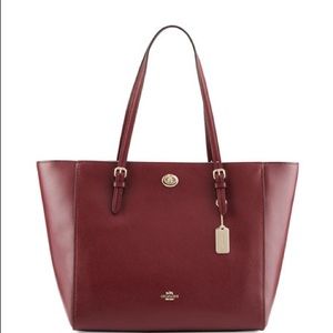 GIFTED ❌❌❌Coach Turnlock Leather Bag, Light Gold